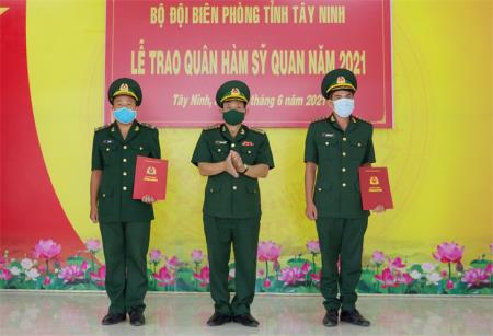 Trao Quyết định thăng quân hàm cho cán bộ tăng cường phòng, chống dịch Covid-19 tại Tây Ninh