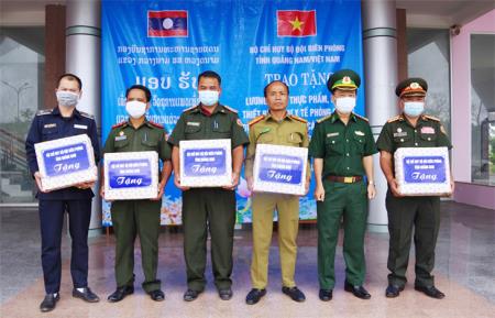 Trao tặng lương thực, vật tư y tế cho lực lượng bảo vệ biên giới tỉnh Sekong, Lào