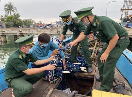 Tạm giữ tàu cá tàng trữ công cụ kích điện để khai thác thủy sản