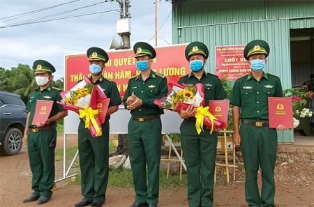 Đón nhận quân hàm trên chốt phòng, chống dịch