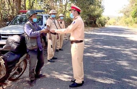 Tích cực tuyên truyền cho đồng bào dân tộc nâng cao ý thức chấp hành luật giao thông