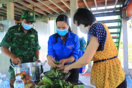 Ấm tình quân - dân trên chốt phòng, chống dịch