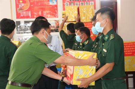 An Giang: Hơn 1,4 tỷ đồng trao tặng cán bộ, chiến sĩ, nhân dân khu vực biên giới phòng, chống dịch Covid-19