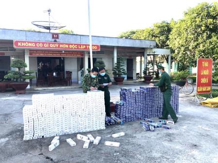 Thu giữ số lượng lớn thuốc lá lậu tập kết trên biên giới