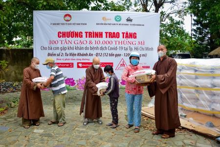 Tăng ni, phật tử thành phố Hồ Chí Minh ủng hộ người dân gặp khó khăn do dịch Covid-19