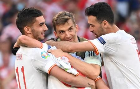 Kết quả EURO 2020 ngày 29-6: Kịch tính, điên rồ và "mưa bàn thắng"