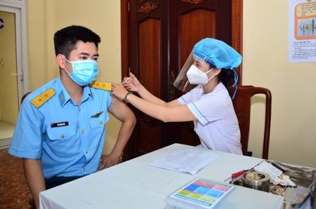 Bộ Quốc phòng khen thưởng tập thể, cá nhân có thành tích xuất sắc trong tiêm vaccine phòng Covid-19