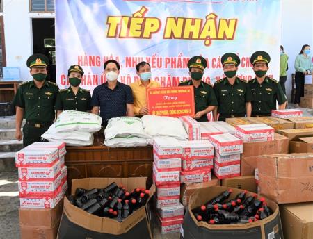 BĐBP Nghệ An hỗ trợ vật chất phòng, chống dịch Covid-19 cho nhân dân bản Chăm Puông