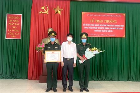 Trao thưởng thành tích trong đấu tranh phòng, chống tội phạm