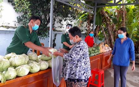 Tấm lòng người lính Biên phòng hướng về người dân vùng dịch
