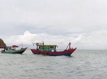 BĐBP thông báo, hướng dẫn cho hơn 54.000 tàu cá vòng tránh áp thấp nhiệt đới