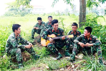 Những phím đàn thơ ngân vọng nghĩa tình