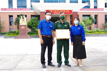 Trao tặng Bằng khen cho hai anh em sinh đôi con quân nhân BĐBP Khánh Hòa đạt Thủ khoa và Á khoa toàn quốc khối C