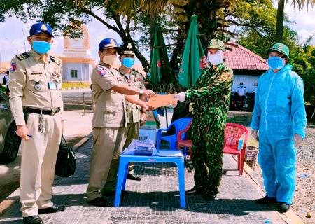 Tiếp nhận 16 công dân Việt Nam do Công an tỉnh Svay Rieng, Campuchia bàn giao