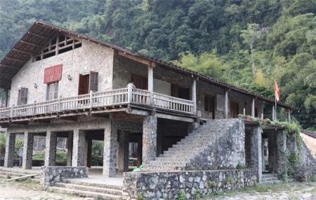 Nhà sàn đá độc đáo của người Tày nơi biên cương