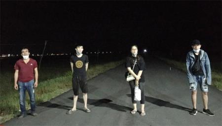Bắt 4 đối tượng nhập cảnh trái phép và 1 đối tượng vận chuyển thuốc lá ngoại qua biên giới