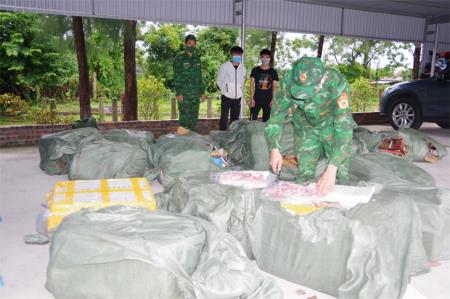 Bắt hai đối tượng vận chuyển thực phẩm không rõ nguồn gốc vào Việt Nam