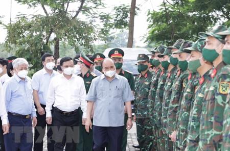 Chủ tịch nước thăm, động viên cán bộ, người dân Hà Nội chống Covid-19