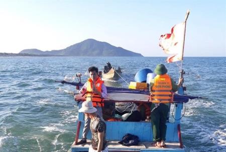 Huy động lực lượng, phương tiện tìm kiếm 2 thuyền viên mất tích trên biển