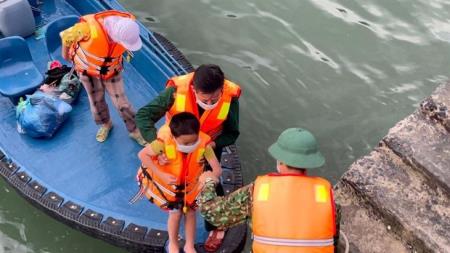 Cứu nạn kịp thời gia đình ngư dân bị trôi dạt trên biển