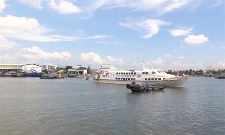 Bình Thuận: Tổ chức 1 chuyến tàu vận chuyển hành khách từ đảo Phú Quý vào thành phố Phan Thiết và ngược lại