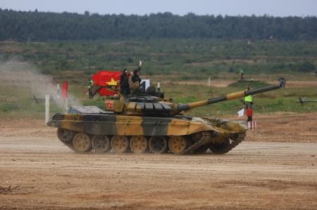 Mãn nhãn dàn xe tăng đội Việt Nam bắn hiệu chỉnh vũ khí tại Army Games