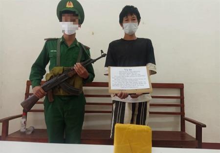 Bắt quả tang đối tượng đang trên đường tiêu thụ 1 bánh heroin