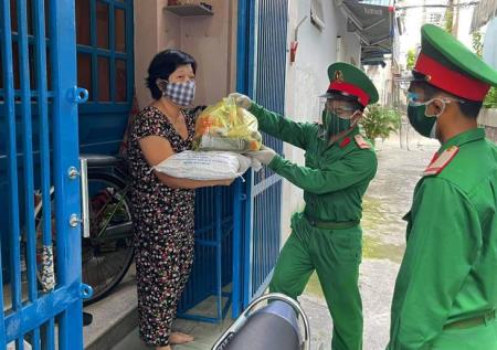 Bộ trưởng Bộ Quốc phòng khen thưởng 15 tập thể, 55 cá nhân trong phòng, chống dịch Covid-19
