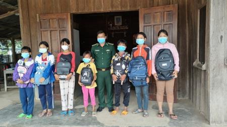 Tặng quà cho con em đồng bào Jrai trước thềm năm học mới