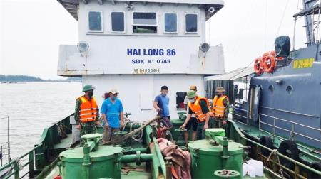 "Lật tẩy" thủ đoạn mua bán, vận chuyển trái phép xăng dầu trên biển