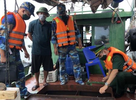 Tạm giữ phương tiện chở khoảng 7.000 lít dầu Diezel không có giấy tờ