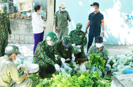 Bộ đội vào “vùng đỏ” giúp dân