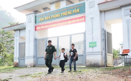 “Nâng bước em tới trường” và “Con nuôi đồn Biên phòng” - Những cách làm hay cần tiếp tục nhân rộng