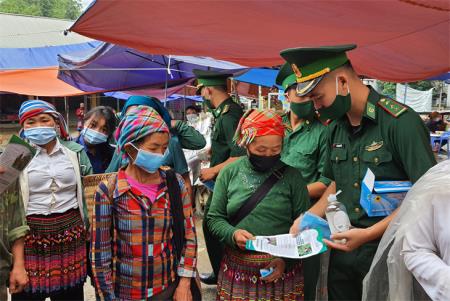 Phát huy vai trò của người có uy tín trong đấu tranh, ngăn chặn xuất, nhập cảnh trái phép