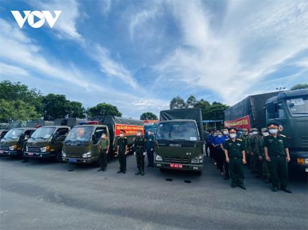 Bộ Quốc phòng trao 100.000 phần quà và 4.000 tấn gạo hỗ trợ người dân Thành phố Hồ Chí Minh