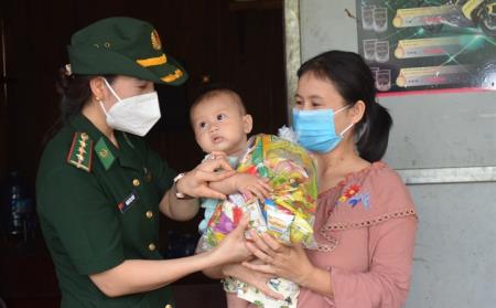 Tặng quà Trung thu cho trẻ em ở khu vực biên giới