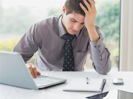 Run tay ở người trẻ là bệnh gì? Cách giảm run bạn cần biết