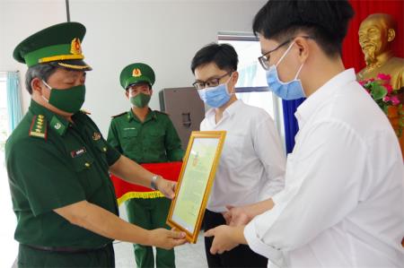 Trao thưởng thành tích học tập cho con của cán bộ BĐBP đạt Thủ khoa, Á khoa kỳ thi tốt nghiệp THPT năm 2021
