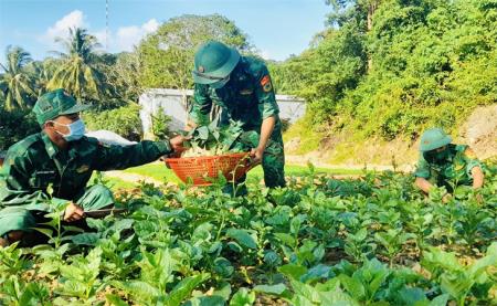 Thắm tình quân dân trong “mùa” dịch