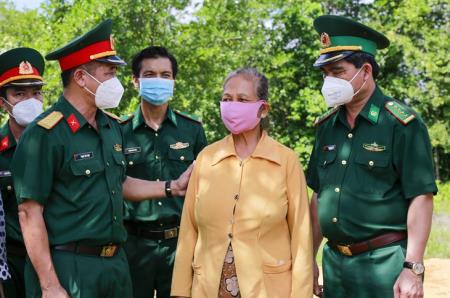 Tặng quà cho người dân xã đảo Thạnh An