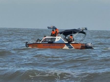 Nghệ An: Nỗ lực tìm kiếm người dân bị sóng cuốn trôi trong lúc cào ngao