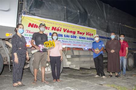 Chia sẻ tấm lòng giữa “bão dịch”