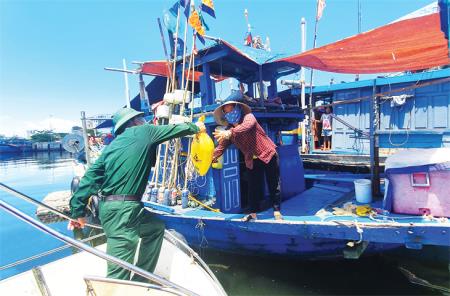 Nỗ lực giúp dân trong những ngày thực hiện phong tỏa