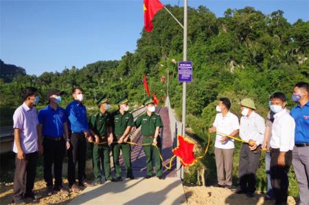 Nhịp cầu nối đôi bờ vui cho đồng bào Rục
