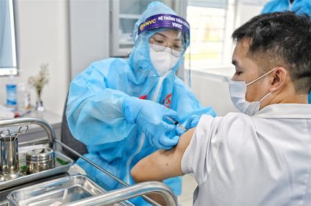 Người dân được tiêm vaccine miễn phí
