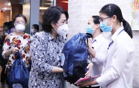 Tình nguyện viên tôn giáo chống dịch Covid-19 lan tỏa tinh thần phụng sự