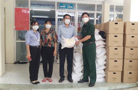 Trao tặng 1,5 tấn gạo cho nhân dân và cựu chiến binh BĐBP tại Thành phố Hồ Chí Minh