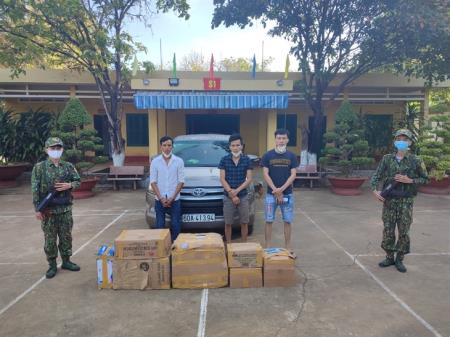 Đồn Biên phòng Bù Đốp bắt đối tượng sử dụng xe ô tô vận chuyển trái phép pháo nổ