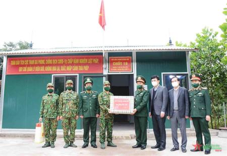 Thượng tướng Hoàng Xuân Chiến thăm, chúc Tết, tặng quà tại Quảng Ninh