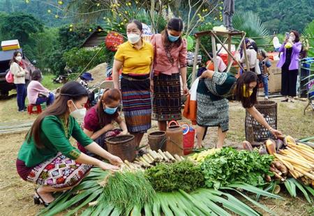 Mang “Xuân Biên phòng” đến với bản làng biên giới